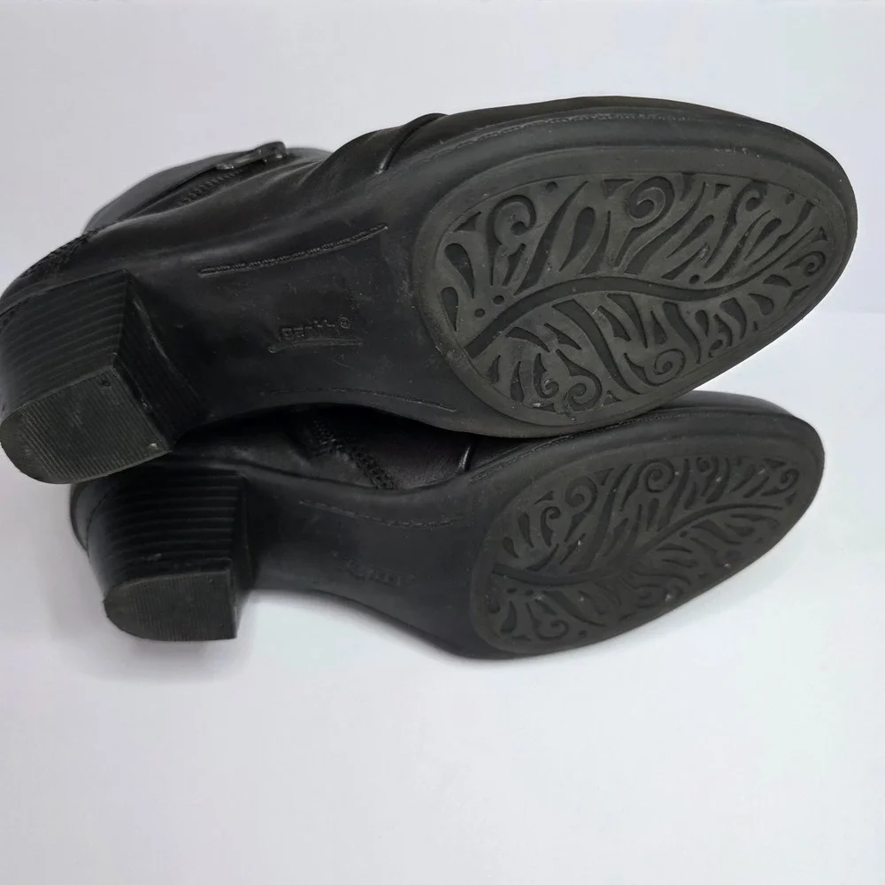 Earth Pegasus black leather ankle boots size 8.5